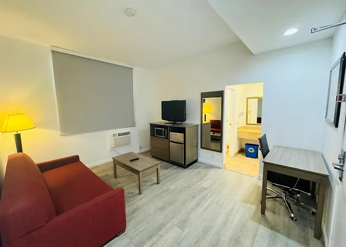 One-Bedroom Queen Suite